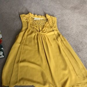 Tank top with ruffles on collar